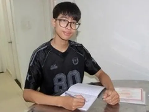 Học bổng Chắp cánh ước mơ: Phụ mẹ bán cà phê, bưng hủ tiếu, đoạt giải kỳ thi Olympic