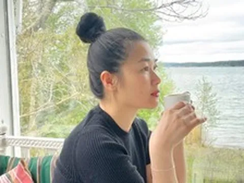 Nữ diễn viên rời Việt Nam ra nước ngoài sau ly hôn Huy Khánh: "Ngày nào 2 mẹ con cũng ôm nhau khóc"