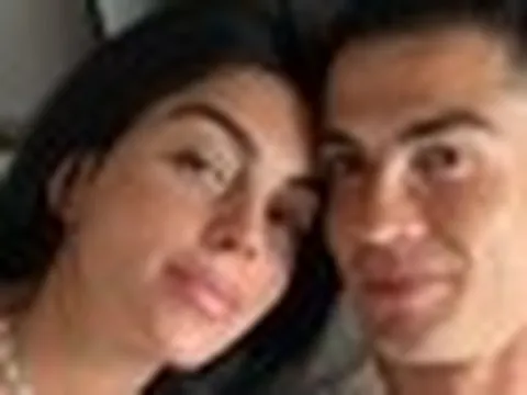 Bạn gái Ronaldo tặng quà vợ Messi