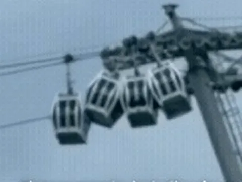Khoảnh khắc kinh hoàng: Cabin cáp treo va vào nhau ở độ cao 61 mét, 16 người mắc kẹt