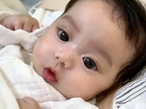 Em bé vừa chào đời đã gây bão mạng vì quá xinh đẹp: Da trắng, mắt to, mũi cao, mỹ nhân tương lai đây rồi!
