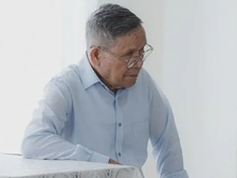 Một người đàn ông lớn tuổi đã may mắn thoát khỏi việc bị lừa mất 1,8 tỷ đồng tiền tiết kiệm nhờ nhân viên ngân hàng