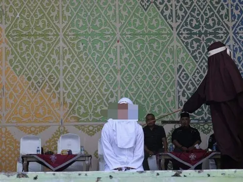 Cặp đôi ở Indonesia bị phạt roi vì video hôn nhau trên mạng xã hội