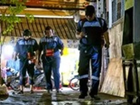 Theo chân công nhân dò bể lúc nửa đêm