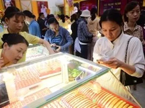Đọc nhanh 8-7: Giá dầu bất ngờ tăng mạnh; chứng khoán Mỹ cùng giá vàng đi xuống