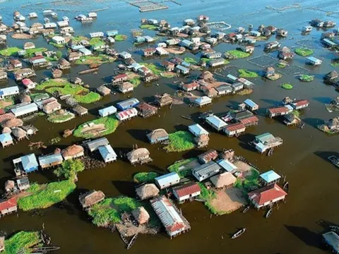Kỳ lạ ngôi làng không có đường sá, người dân không ai có xe