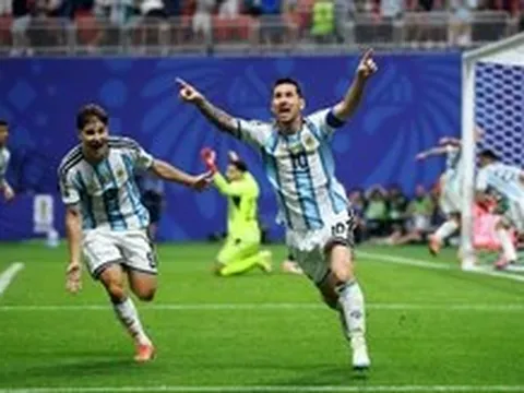 Zlatan Ibrahimovic: 'Messi đã hóa thành một con quái vật'