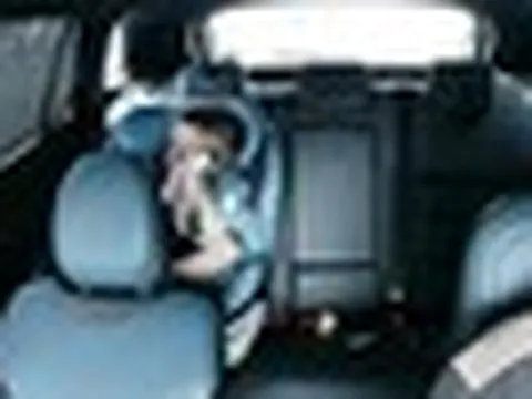 Camera ghi lại bên trong 1 ô tô có ghế trẻ em, có gì mà khiến nhiều người giật mình?