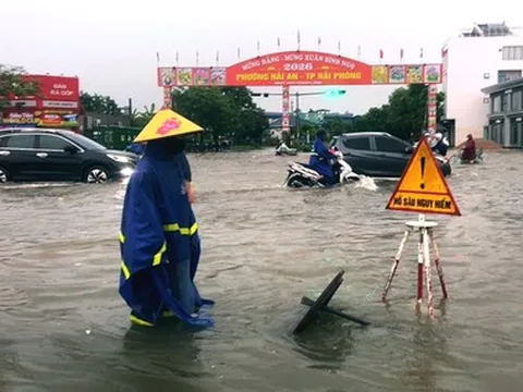 Mưa lớn biến nhiều đường ở Hải Phòng thành sông