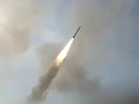 Iran: Ông Trump 'đẩy khu vực vào lửa', sẽ đóng eo biển Hormuz nếu có cuộc tấn công mới