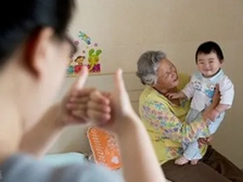 Dù tin hay không, gia đình nào có thêm cháu, người già đều sẽ có 4 sự thay đổi này