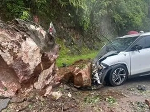 Khối đá lớn rơi trúng một chiếc Toyota đang di chuyển ở Sơn La