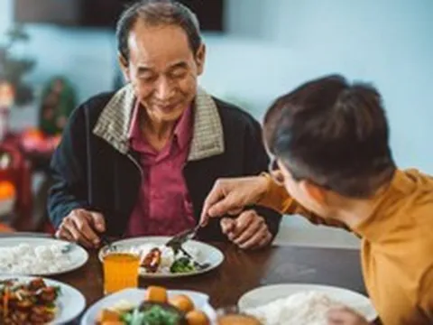 Phát hiện người đàn ông 65 tuổi đều đặn chi tiền mỗi sáng, tổng cộng gần 500 triệu đồng chỉ để "cho không" người lạ