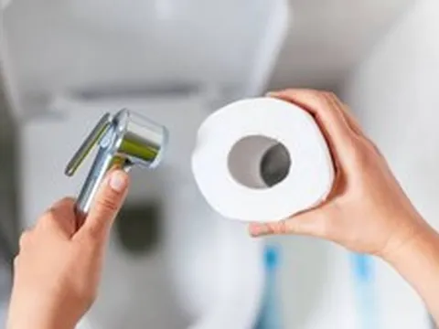 Dùng giấy vệ sinh hay vòi xịt tốt hơn?