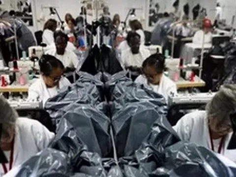 Xưởng thời trang chuyển sang may túi đựng thi thể sau thảm họa động đất Venezuela