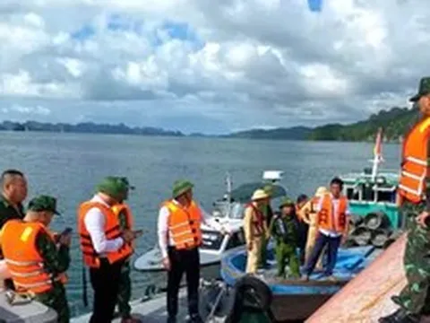 Lật tàu trên biển Vân Đồn, 3 người được cứu, 2 người mất tích