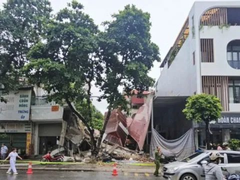 Hai căn nhà liền kề của cùng một chủ bất ngờ đổ sập