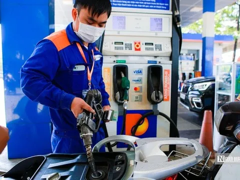 Giá xăng giảm còn 20.000 đồng/lít