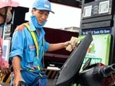 Giá xăng E10RON95-III giảm còn 20.003 đồng/lít