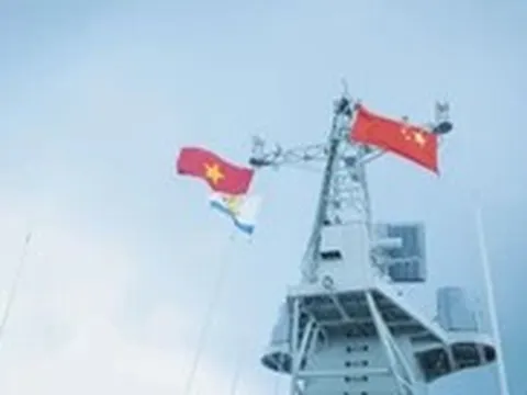 Luyện tập chung giữa tàu Hải quân Việt Nam với biên đội tàu Hải quân Trung Quốc