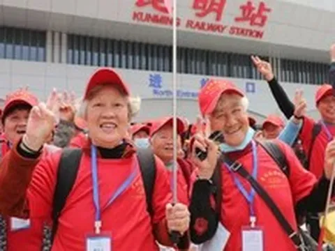 Nhiều tỉnh thành Trung Quốc chuyển từ 'giành' người trẻ sang thu hút người già