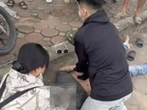 Nam sinh viên y khoa năm 3 ép tim, cấp cứu người bị nạn ngay trên đường