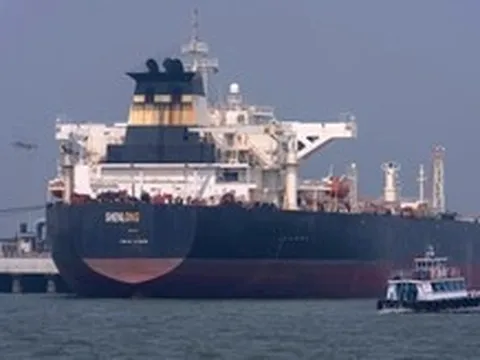 Tàu thuyền qua eo biển Hormuz giảm mạnh khi Mỹ và Iran lại không kích nhau