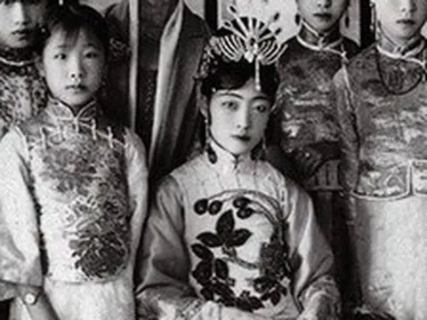 Hoàng hậu cuối cùng của Trung Quốc: Hậu thế hiểu thế nào là “khí chất mẫu nghi thực thụ” trong từng bức ảnh hiếm còn sót lại này