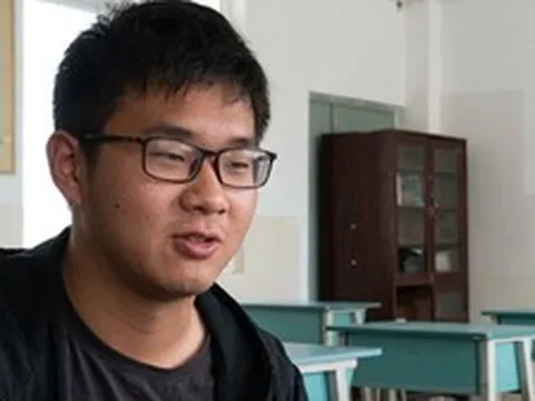 Tra điểm thi đại học thấy "0 điểm", nam sinh ngã quỵ rồi bật khóc khi đọc dòng chữ nhỏ ở cuối màn hình