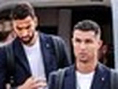 Hình ảnh Ronaldo xách vali về nước