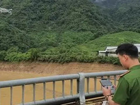 Dùng flycam tìm kiếm nạn nhân đuối nước trên sông Đà