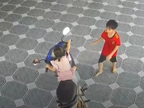 Phát hoảng với clip bé gái tự phóng xe máy, nếu không có anh trai kịp thời ngăn cản thì không biết sẽ nguy hiểm đến đâu!
