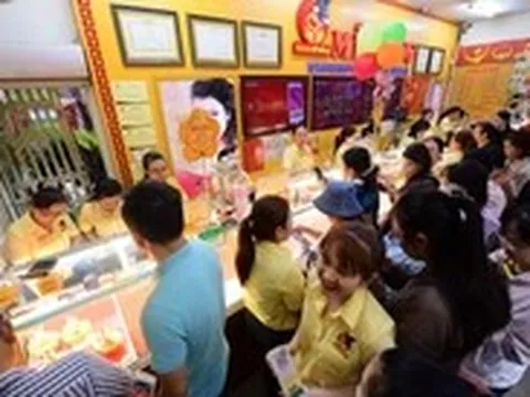 Đọc nhanh 10-7: Giá dầu giảm, đồng USD suy yếu, vàng bật tăng trở lại