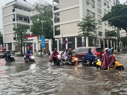Mưa 30 phút, một số tuyến đường đã ngập, Hà Nội kiểm tra hệ thống chống ngập vừa xây dựng