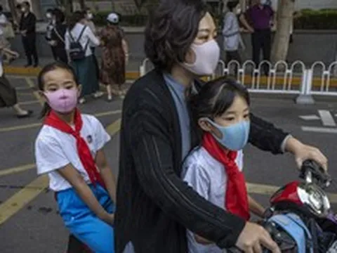 Người mẹ 31 tuổi thức dậy từ 5 giờ sáng ôn thi để tìm "tấm vé" trở lại thị trường lao động