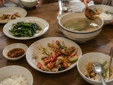 Tôi phát điên vì cuộc điện thoại của chị chồng đúng bữa cơm, chồng tôi bỏ đi ngay trong đêm