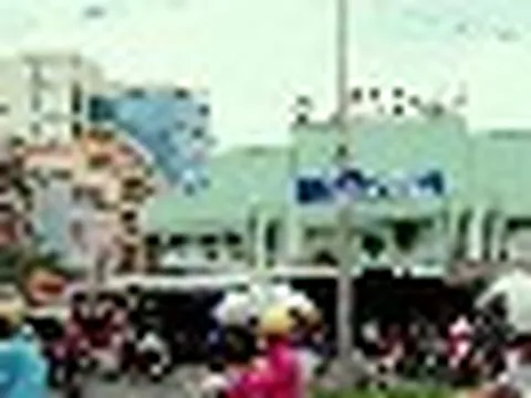 Viral clip 3 mỹ nhân hạng A Hoa ngữ ngồi ăn ở vỉa hè Sài Gòn, còn tuyên bố "cơ hội duy nhất trong đời"