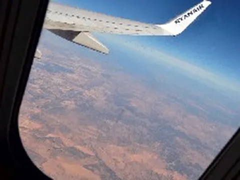 Cửa sổ Boeing 737 bật tung ngay giữa không trung, hành khách bị hút một phần ra ngoài, máy bay lập tức quay đầu ở độ cao gần 5.000 mét