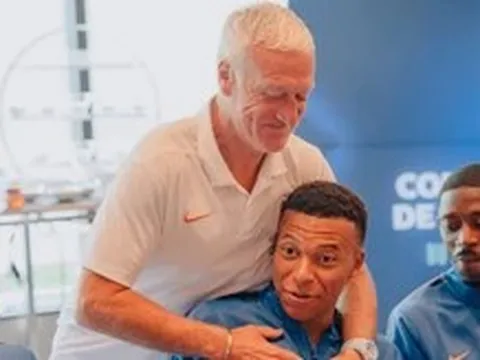 Ai ngồi kế 'ông chủ' Mbappe trên bàn ăn chung tuyển Pháp?