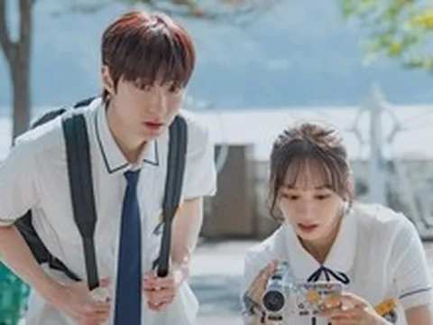 'Chị đại' Kim Hye Soo tái xuất đối đầu với phim thanh xuân của Hyeri