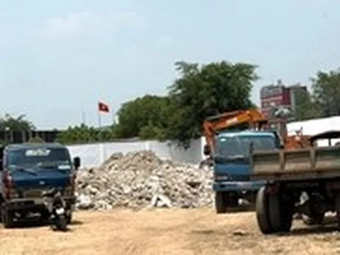 Triệt phá đường dây đổ gần 800 tấn xà bần san lấp trái phép ở TP.HCM
