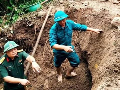 Hố sụt lớn xuất hiện cạnh nhà dân sau mưa lớn ở Sơn La