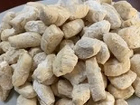 Cục kẹo chuyền tay nhau, cắn đôi cắn ba, chẳng ai nỡ ăn một mình vì còn bạn