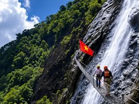 Nhà thám hiểm hang động cùng con gái 12 tuổi chinh phục thác cao 300m