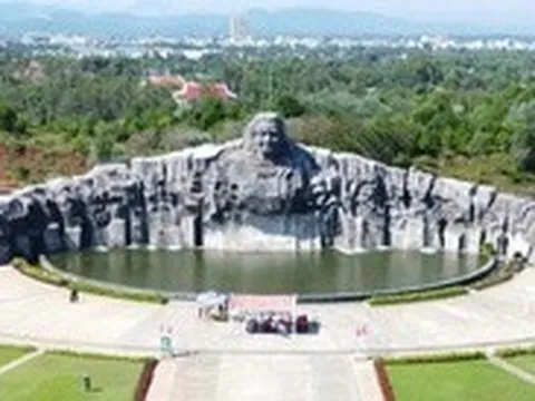 Có gì trong lòng tượng đài Mẹ Thứ mà nhiều người tới đều rưng rưng?