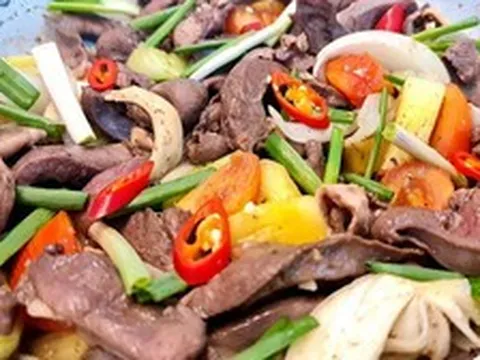 Ở con lợn có 3 phần giàu cholesterol hơn cả thịt mỡ, ăn nhiều “phá” tim mạch: Nhiều người Việt mê, tưởng ăn “sành”
