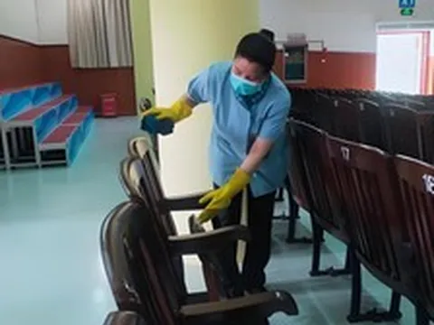 "Làm sao mang 1 cốc nước đầy đi 100m mà không đổ một giọt?" - Dàn học bá nghĩ đủ cách, bác lao công chỉ nói 3 chữ
