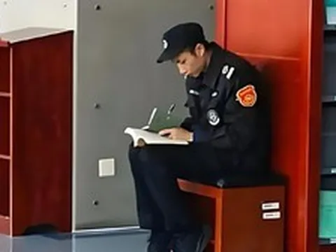 "Làm sao thả quả trứng từ tầng 10 mà không vỡ?" - Cả lớp loay hoay nửa tiếng, bác bảo vệ giải được trong 5 giây