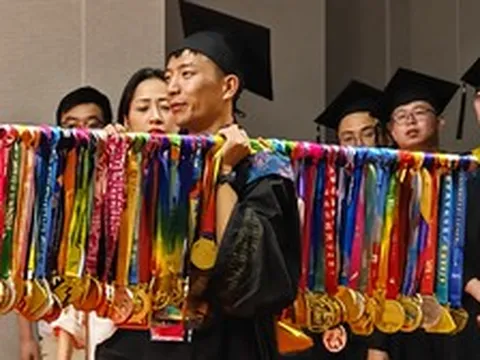 Muốn đỡ đần cha mẹ, nam sinh chạy gần 8.000km trong 3 năm, mang hơn 70 huy chương đến lễ tốt nghiệp