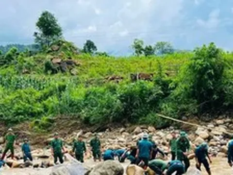 Hàng trăm người xuyên đêm tìm nạn nhân bị lũ cuốn ở Lai Châu